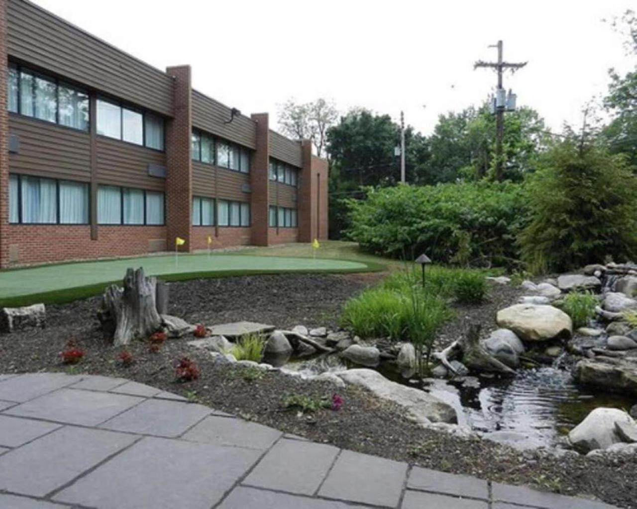 Suburban Studios Altoona Exterior photo
